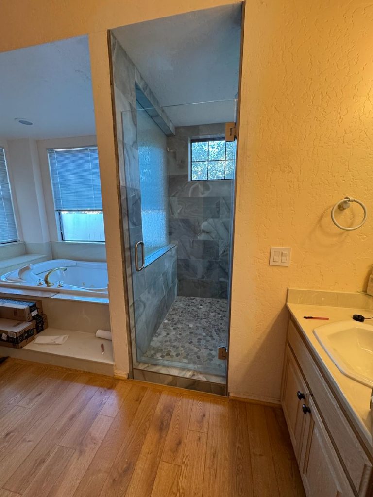 SINGLE DOOR SHOWER DOOR - Frameless