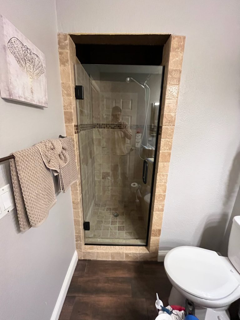 SINGLE DOOR SHOWER DOOR - Frameless